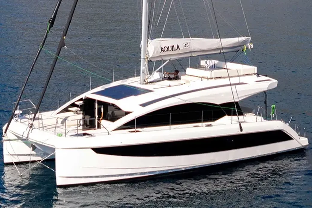 Aquila 45 Sail, вид с кормы: флайбридж и кокпит