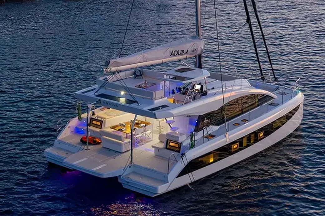 Aquila 45 Sail, вид на носовую часть с воды