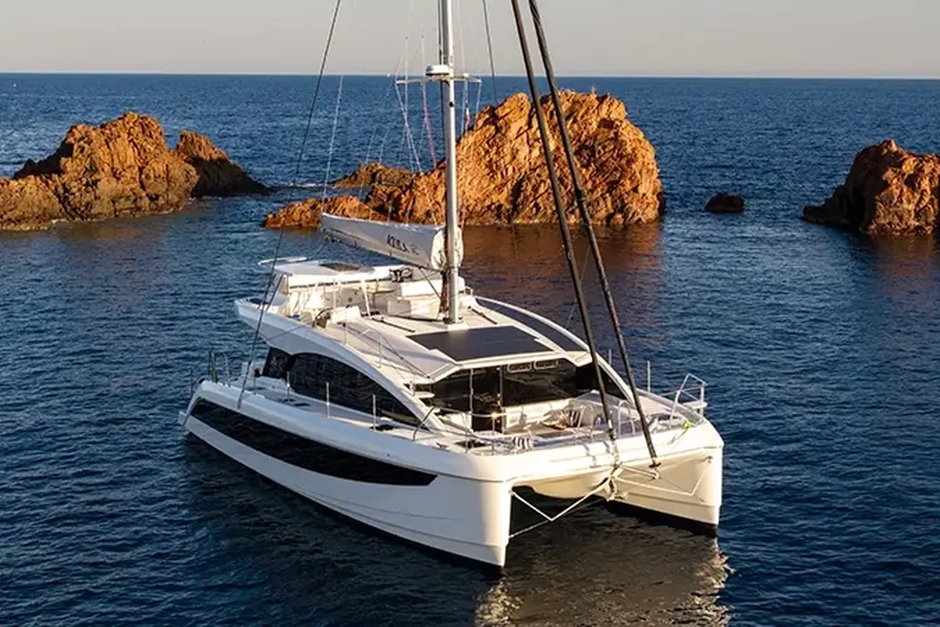 Парусный катамаран Aquila 45 Sail у скал