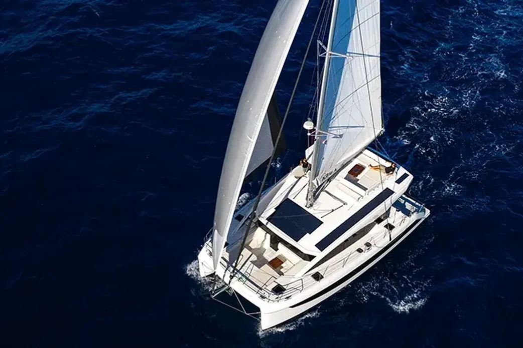 Aquila 45 Sail сверху: рабочая палуба