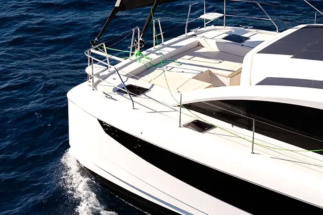 Носовой кокпит Aquila 45 Sail: диваны и лежак