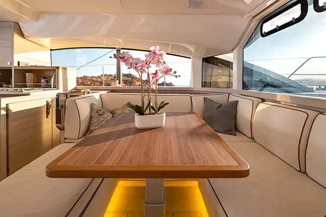 Салон Aquila 45 Sail: диван, стол, камбуз