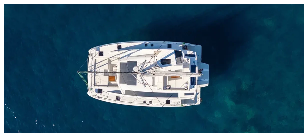 Aquila 45 Sail сверху: вся палуба