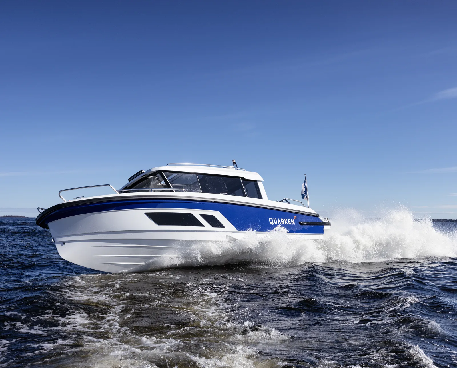Quarken 27 Cabin — пост управления