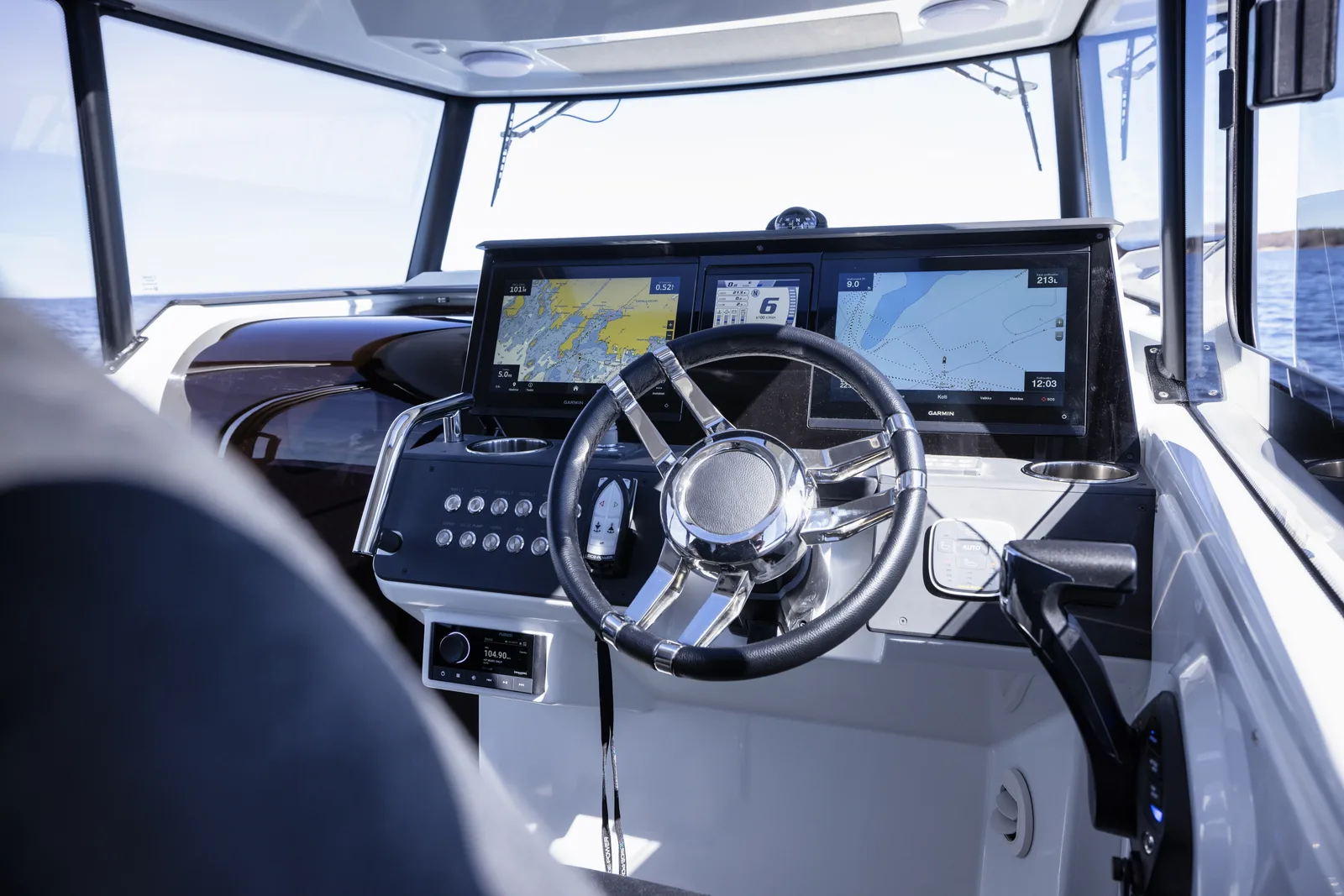 Quarken 27 Cabin — кокпит с диваном
