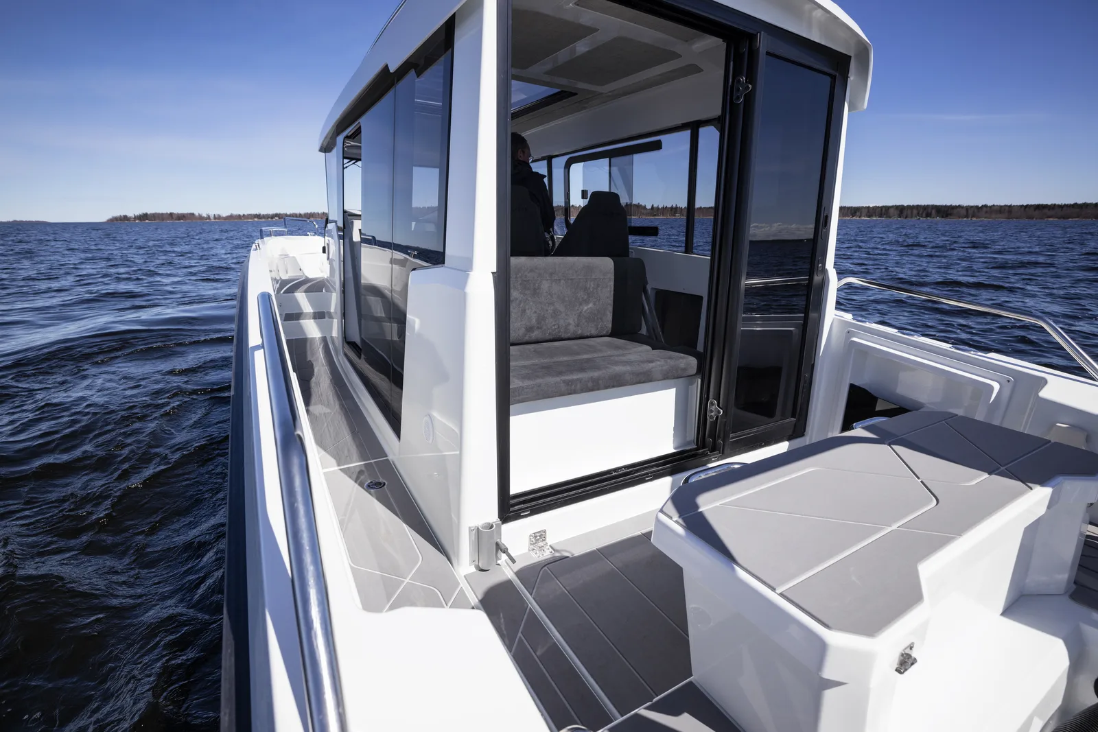 Quarken 27 Cabin — интерьер рубки