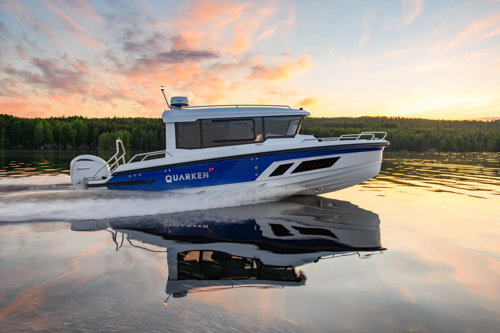 Quarken 27 Cabin — салон с диваном