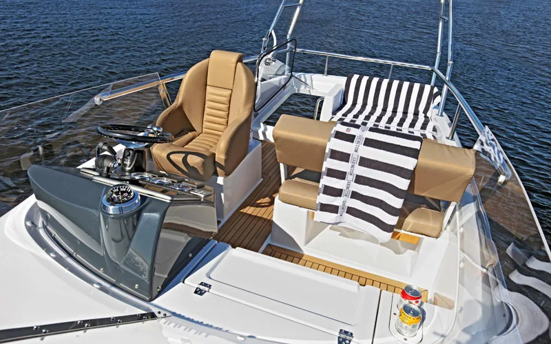 Sargo 36 Fly — флайбридж, пост управления
