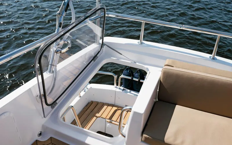 Sargo 36 Fly — флайбридж, вид с кормы