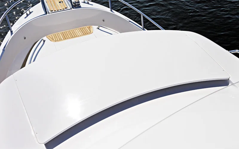 Sargo 36 Fly — носовая часть