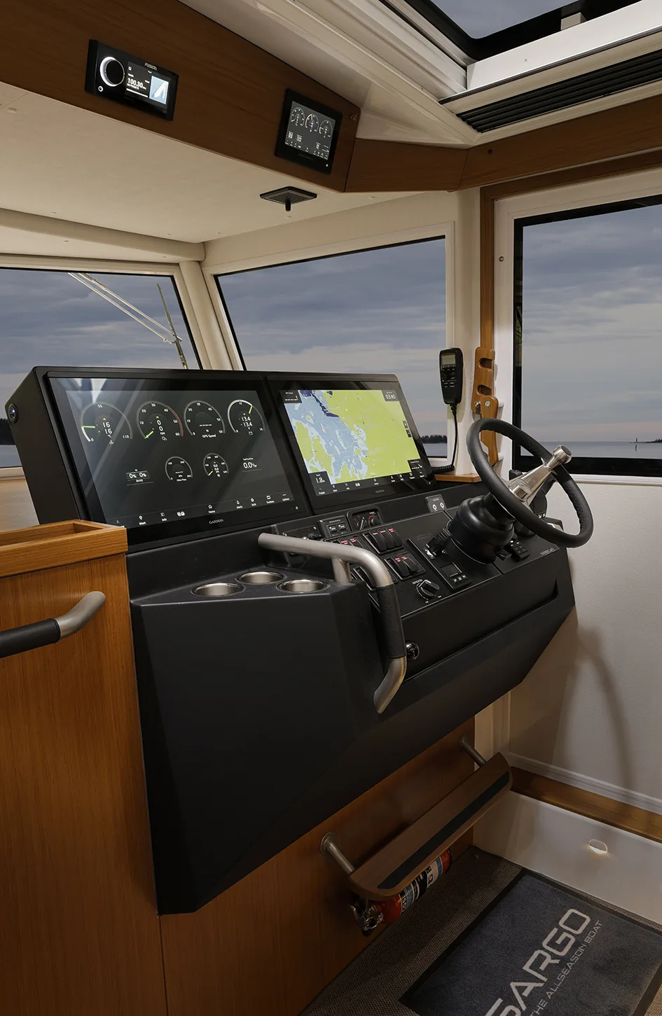 Sargo 45 Fly — рубка управления