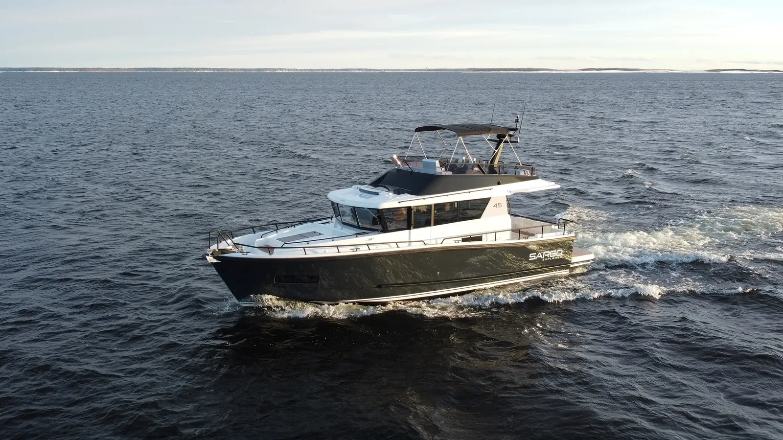 Sargo 45 Fly — экстерьер, вид сбоку