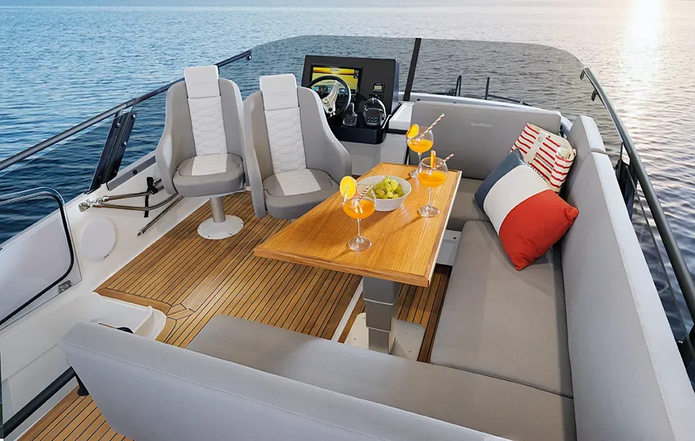 Sargo 45 Fly — флайбридж, обеденная зона
