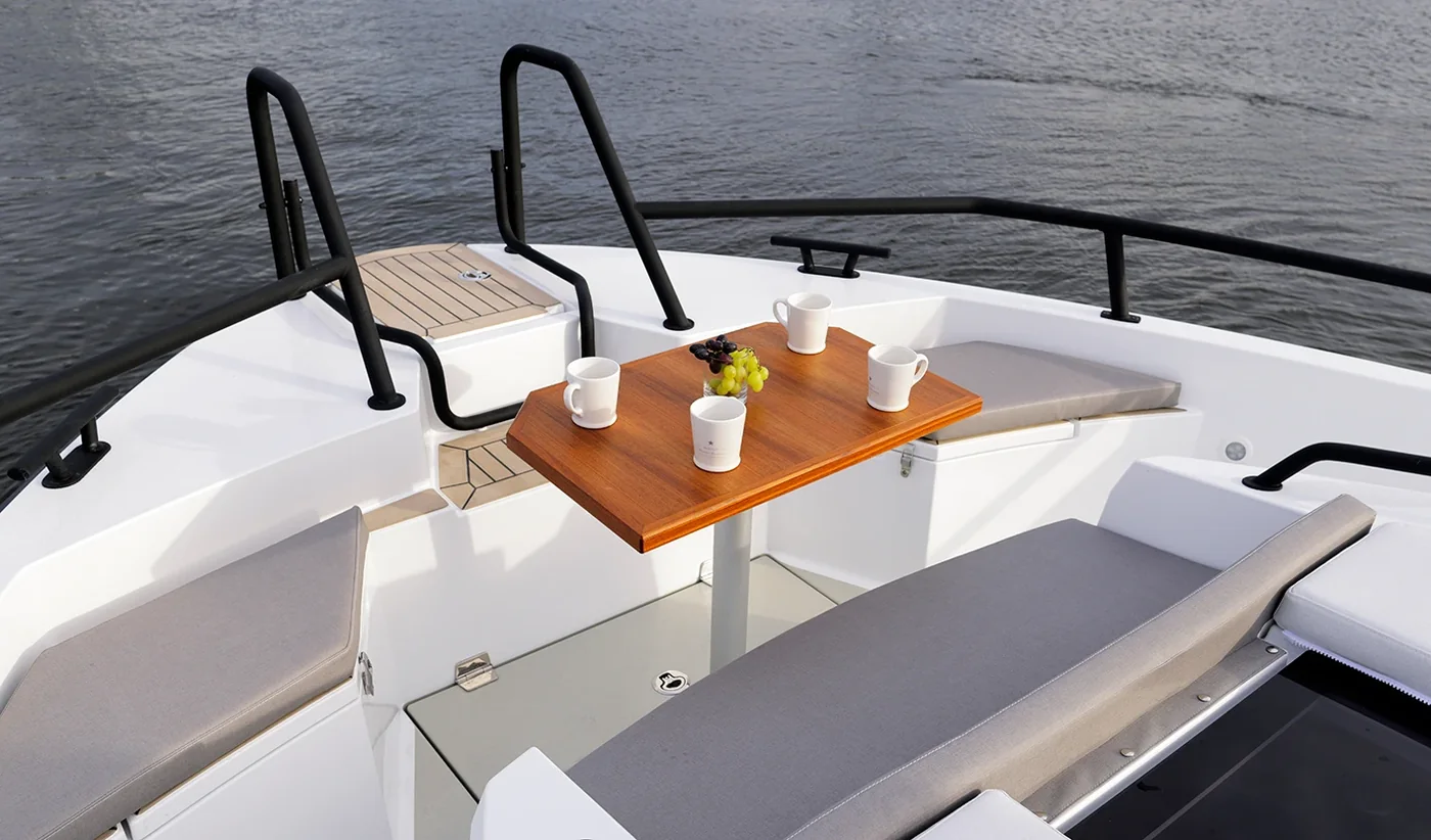 Sargo 45 Explorer — носовая зона отдыха
