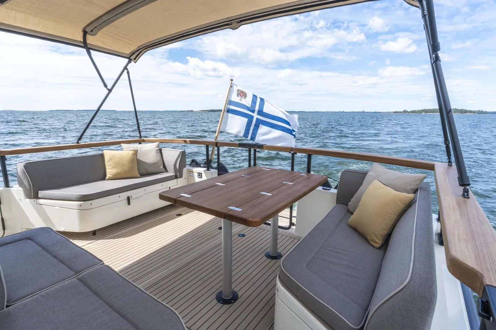 Targa 37 — экстерьер