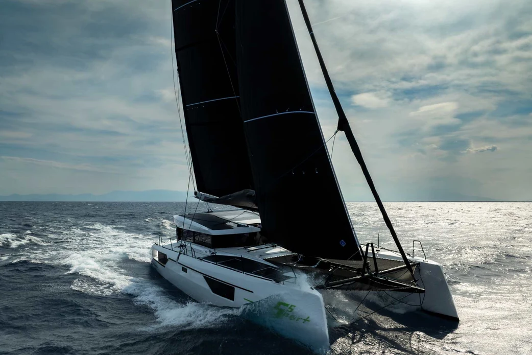 Windelo 55 Sport под полными парусами на закате