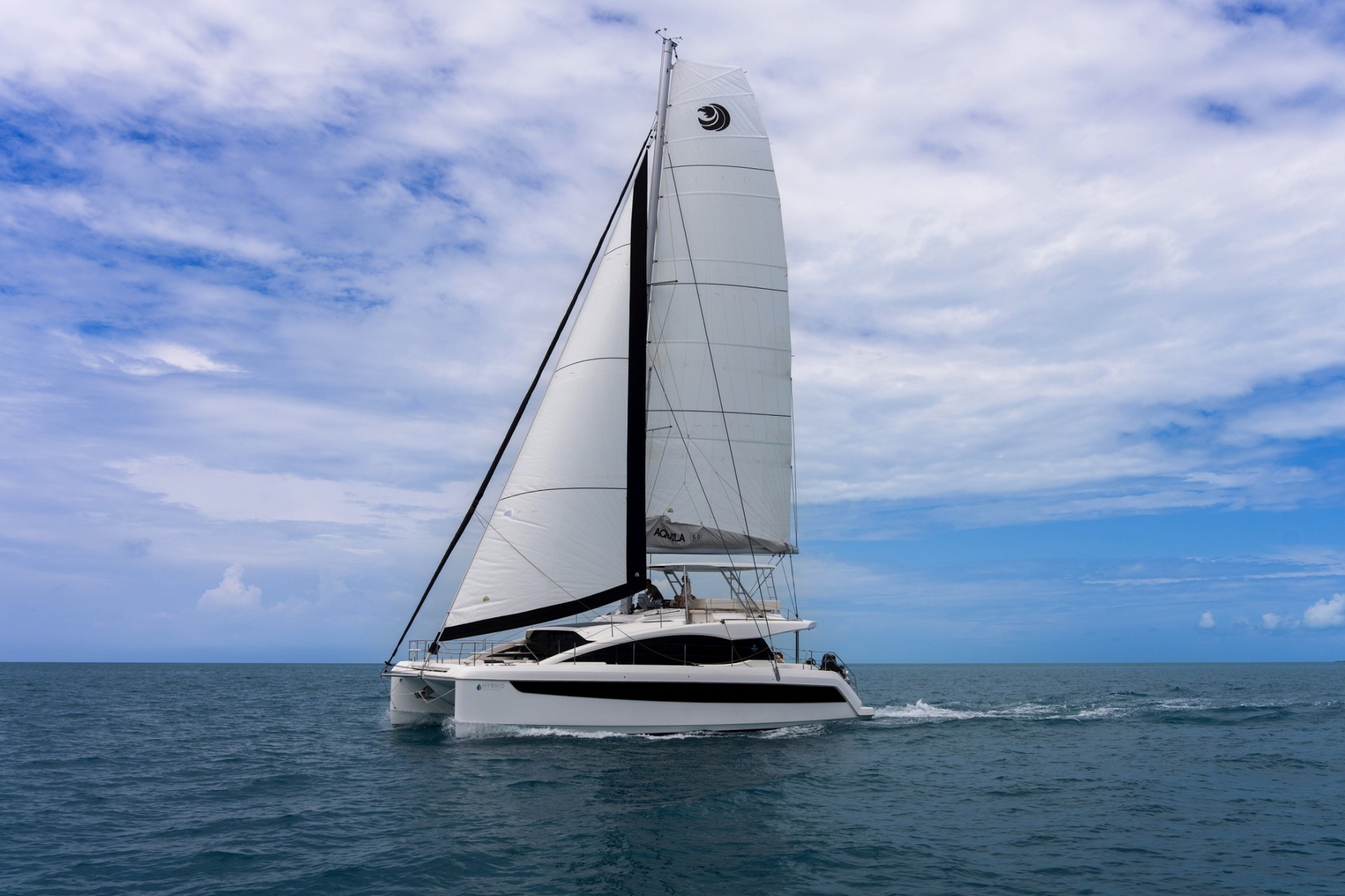 Парусный катамаран Aquila 50 Sail под парусами
