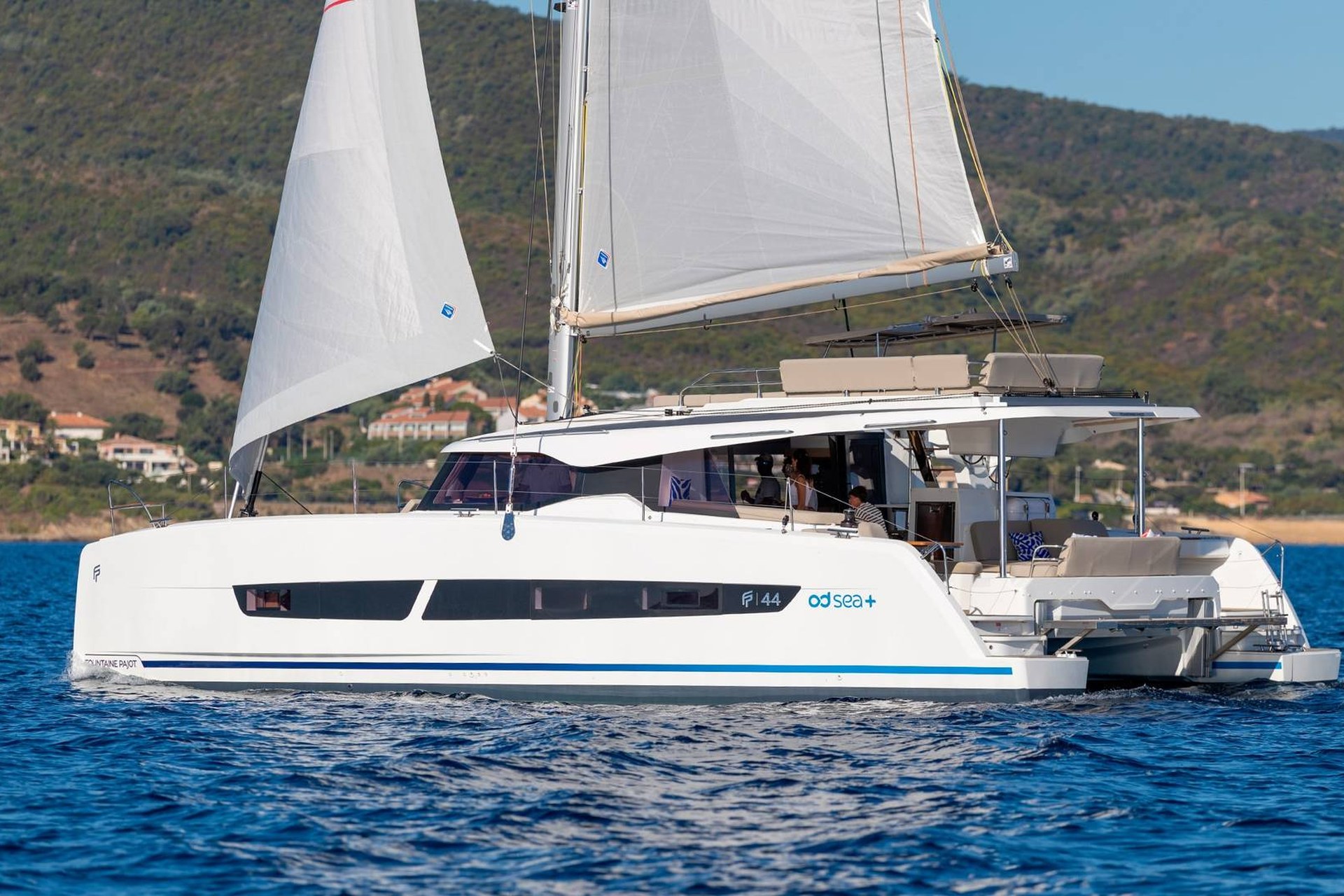 Fountaine Pajot FP44 под парусами, вид с воды