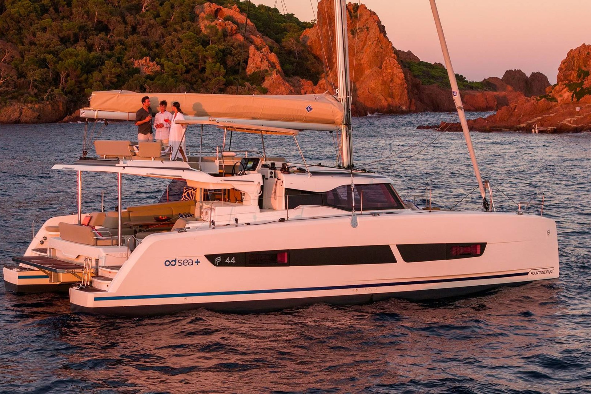 Fountaine Pajot FP44 на якоре на закате